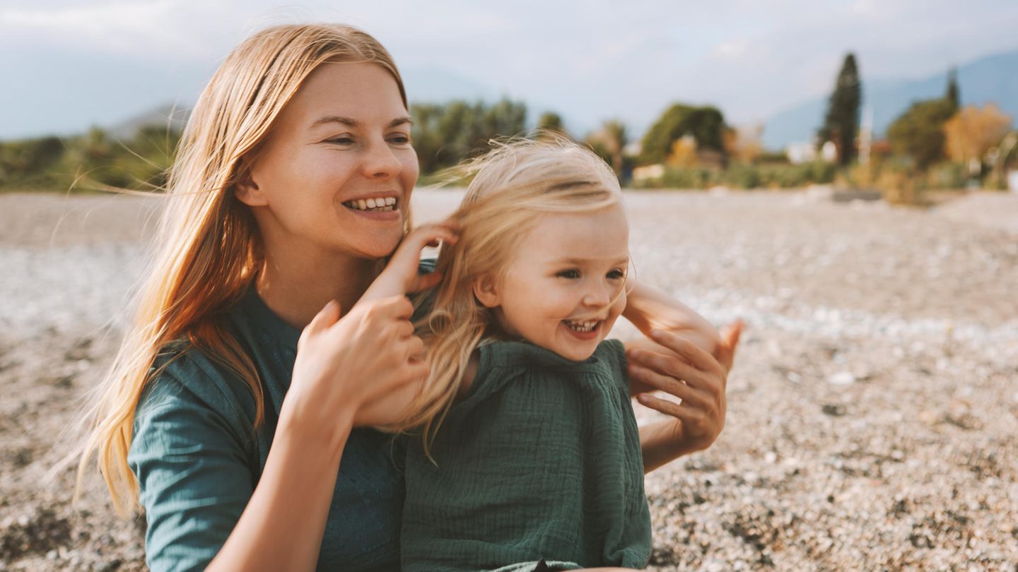 Skandinavierin mit kleiner Tochter