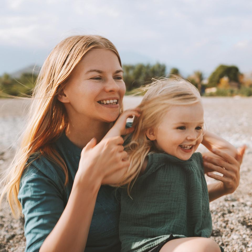 Skandinavierin mit kleiner Tochter Skandinavierin mit kleiner Tochter