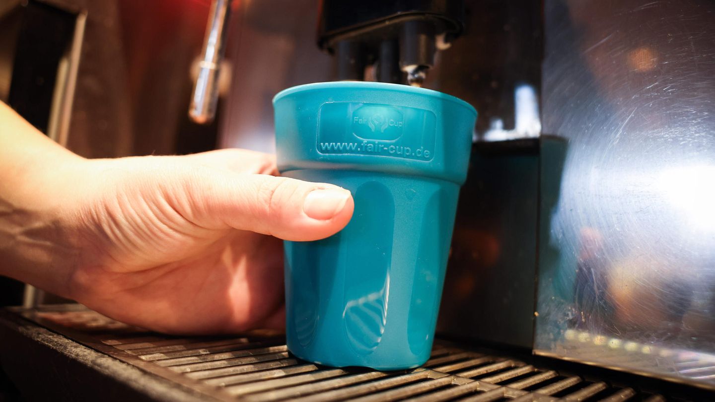 Ab 2023 müssen Restaurants und Cafés wiederverwendbare Getränkebecher als Alternative zu Einweg-Bechern anbieten