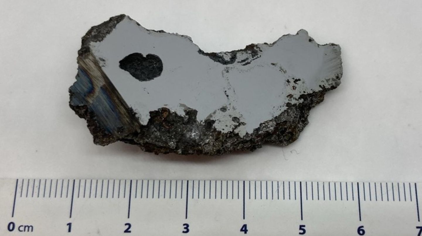 In diesem Bruchstück des Meteoriten entdeckten Forschende mindestens zwei neue Mineralien