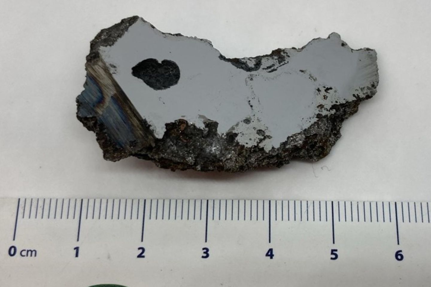 In diesem Bruchstück des Meteoriten entdeckten Forschende mindestens zwei neue Mineralien