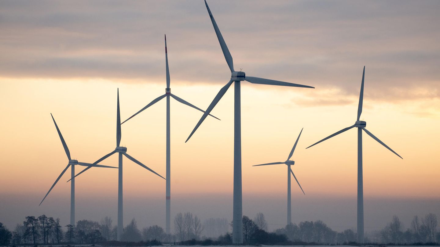 Windräder an einem nebligen Wintertag