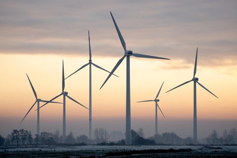 Windräder an einem nebligen Wintertag