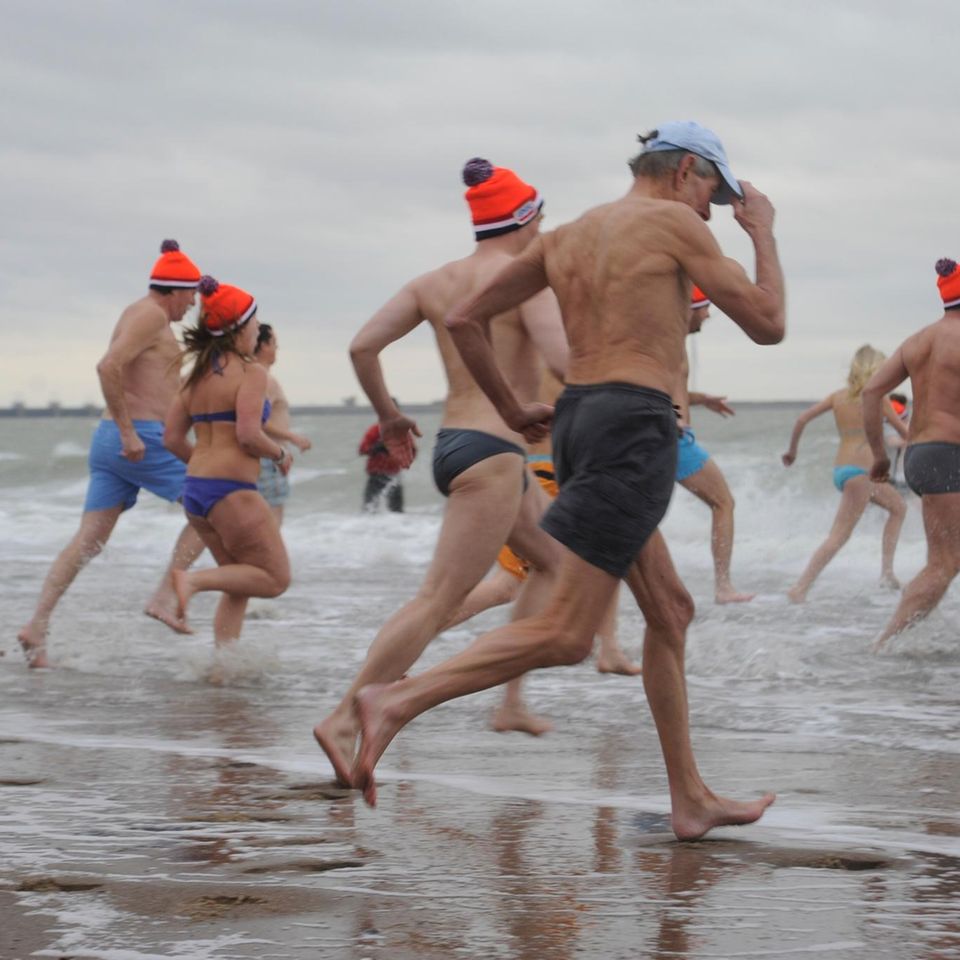 Neujahrsschwimmen an der holländischen Küste. Ein geliebter Brauch, um das junge Jahr mit allen Sinnen zu begrüßen