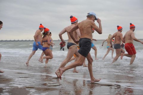 Neujahrsschwimmen an der holländischen Küste. Ein geliebter Brauch, um das junge Jahr mit allen Sinnen zu begrüßen