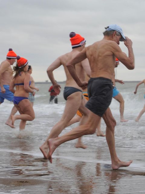Neujahrsschwimmen an der holländischen Küste. Ein geliebter Brauch, um das junge Jahr mit allen Sinnen zu begrüßen
