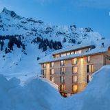 Dunkles Haar, ein spitzbübisches Grinsen – Hannes Schneider war Skipionier. Seine Homebase: Stuben am Arlberg. In der Stube des Hotels "Mondschein" kehrte der Erfinder des Parallelschwungs besonders gern ein; Bilder an den Wänden bezeugen das. Oberhalb des Ortes hat man das urige Hotel passend um einen auf Skifans ausgerichteten Chalet-Neubau an der Piste ergänzt: In der Suite gehört die Infrarotkabine zur Basisausrüstung, Skischuhe werden vorgeheizt, ein Aufzug surrt zur Seilbahn. Essen und Trinken kommen im Körbchen an die Tür – oder man stiefelt auf den Spuren von Hannes Schneider hinab ins Tal und in die Gaststube des Hotels. DZ/HP (Hotel) ab 240 €, DZ (Chalet) ab 270 €