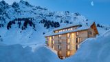 Dunkles Haar, ein spitzbübisches Grinsen – Hannes Schneider war Skipionier. Seine Homebase: Stuben am Arlberg. In der Stube des Hotels "Mondschein" kehrte der Erfinder des Parallelschwungs besonders gern ein; Bilder an den Wänden bezeugen das. Oberhalb des Ortes hat man das urige Hotel passend um einen auf Skifans ausgerichteten Chalet-Neubau an der Piste ergänzt: In der Suite gehört die Infrarotkabine zur Basisausrüstung, Skischuhe werden vorgeheizt, ein Aufzug surrt zur Seilbahn. Essen und Trinken kommen im Körbchen an die Tür – oder man stiefelt auf den Spuren von Hannes Schneider hinab ins Tal und in die Gaststube des Hotels. DZ/HP (Hotel) ab 240 €, DZ (Chalet) ab 270 €