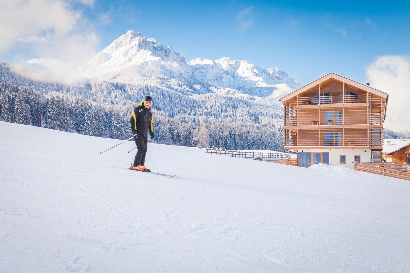 Clean. Jung. Klimafreundlich. In der Region Drei Zinnen führen Tina und Matthias Joas ihr "natur.hotel", in dem Autos an E-Ladestationen und Gäste in hellen Holzzimmern nach "KlimaHaus"-Standards auftanken. Winterwandern, Rodeln, Schneeschuhtouren, vor allem aber das Skifahren liegt in der Familie: Michael Joas, Bruder des Inhabers, ist zertifizierter Skilehrer und kennt die besten Touren und Tiefschneehänge. Extra nachhaltig: Im Pustertal fahren kostenlose Skibusse. DZ/F ab 150 €