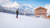 Clean. Jung. Klimafreundlich. In der Region Drei Zinnen führen Tina und Matthias Joas ihr "natur.hotel", in dem Autos an E-Ladestationen und Gäste in hellen Holzzimmern nach "KlimaHaus"-Standards auftanken. Winterwandern, Rodeln, Schneeschuhtouren, vor allem aber das Skifahren liegt in der Familie: Michael Joas, Bruder des Inhabers, ist zertifizierter Skilehrer und kennt die besten Touren und Tiefschneehänge. Extra nachhaltig: Im Pustertal fahren kostenlose Skibusse. DZ/F ab 150 €