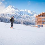 Clean. Jung. Klimafreundlich. In der Region Drei Zinnen führen Tina und Matthias Joas ihr "natur.hotel", in dem Autos an E-Ladestationen und Gäste in hellen Holzzimmern nach "KlimaHaus"-Standards auftanken. Winterwandern, Rodeln, Schneeschuhtouren, vor allem aber das Skifahren liegt in der Familie: Michael Joas, Bruder des Inhabers, ist zertifizierter Skilehrer und kennt die besten Touren und Tiefschneehänge. Extra nachhaltig: Im Pustertal fahren kostenlose Skibusse. DZ/F ab 150 €