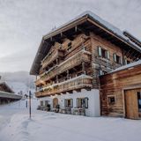 Bergauf geht’s! Nur wenige Minuten vom "Puradies" entfernt rattert die Steinbergbahn zum Skicircus Saalbach Hinterglemm. Die unmittelbare Pistennähe und das "ski in, ski out"-Konzept gehören ebenso zum familienfreundlichen Hotel wie der Biobauernhof, der Streichelzoo, ein Spa und das "Chaletdorf" – manche der Häuser sind ganz auf Familien ausgerichtet, samt Kinderschlafzimmer, Kachelofen und Sauna. Falls die Kids nicht auf Ski stehen: Die Rodelbahn am Asitz in Leogang ist täglich geöffnet, dienstags und freitags sogar bei Nacht. DZ/F ab 330 €, Chalet/F (2–6 Pers.) ab 510 €