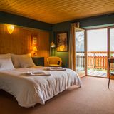 Während das Tal im Nebel verschwindet, blitzen die Zacken der Dents du Midi im Sonnenaufgang. Vom "Plein Ciel" hat man den Überblick. Die ehemalige Liftstation aus den 1960er-Jahren ist rustikal und funktional, dafür ausgestattet mit Kinosaal, Billardtisch, Kamin und einer Dachterrasse, die allerbeste Aussichten über die Walliser Berge garantiert. Nur wenige Skilängen neben dem Hotel beginnt das XXL-Skigebiet Portes du Soleil – eine Winterwunderlandschaft, in der es sich auch herrlich Schneeschuhwandern lässt. DZ/F ab 243 €