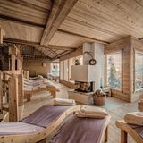 Helmut Höflehner war erfolgreicher Skirennfahrer; ganz lösen konnte er sich von seinem Lieblingssport nie: Neben den Liften "Höfi Express I und II" (bequeme Einstiege ins Skigebiet Hauser Kaibling) betreibt die Familie Höflehner ein Wellness- oder besser: Wintersport-Hotel. Boards und Bretter gibt’s im Skishop im Haus. Kinder ab drei Jahren machen vor der Tür erste Rutschversuche. Yoga, Pilates, Schneeschuhwanderungen, Naturküche, Wellness und die Aussicht aufs Ennstal sind außerdem inklusive. DZ/HP ab 336 €