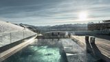 Um auf über 2000 Metern maximal runterzukommen, wurde die ehemalige Bergstation zur hochalpinen Luxusherberge umgebaut: Das Zen-Interieur haben taoistische Mönche nach Feng-Shui-Prinzipien abgesegnet, das Design – viel Stein, Beton, Eiche und Metall – wurde speziell für das "Chetzeron" entwickelt. Beim Duschen schweift der Blick bis zu den weiß schimmernden Viertausendern der Walliser Alpen, an klaren Tagen sogar bis zum Montblanc. Näher liegt das Skigebiet Crans-Montana: Vor den Türen des coolen Hotels nehmen Gäste die erste Abfahrt des Tages. DZ/F ab 515 €