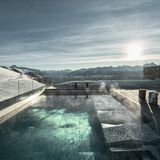 Um auf über 2000 Metern maximal runterzukommen, wurde die ehemalige Bergstation zur hochalpinen Luxusherberge umgebaut: Das Zen-Interieur haben taoistische Mönche nach Feng-Shui-Prinzipien abgesegnet, das Design – viel Stein, Beton, Eiche und Metall – wurde speziell für das "Chetzeron" entwickelt. Beim Duschen schweift der Blick bis zu den weiß schimmernden Viertausendern der Walliser Alpen, an klaren Tagen sogar bis zum Montblanc. Näher liegt das Skigebiet Crans-Montana: Vor den Türen des coolen Hotels nehmen Gäste die erste Abfahrt des Tages. DZ/F ab 515 €