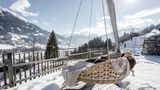 Obacht, akuter Après-Ski-Alarm: Die "Feuer.Bar"an der Talabfahrt lockt mit Liegestühlen, leuchtend orangefarbenen Drinks, Tisch-Grills und DJ-Vibes. Während hier mancher schon mittags abschnallt, bleiben andere gleich ganz entspannt im Haus: Das stylishe Spa-Hotel "Das.Goldberg" bietet neben holzgetäfeltem Yogaraum und einem auf 42 Grad geheizten "Gold.Stollen"(ein Tepidarium aus Natursteinen) auch mehrere Saunen – unter anderem mit Panoramablick auf vorbeisausende Skiläufer. DZ/HP ab 400 €