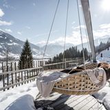 Obacht, akuter Après-Ski-Alarm: Die "Feuer.Bar"an der Talabfahrt lockt mit Liegestühlen, leuchtend orangefarbenen Drinks, Tisch-Grills und DJ-Vibes. Während hier mancher schon mittags abschnallt, bleiben andere gleich ganz entspannt im Haus: Das stylishe Spa-Hotel "Das.Goldberg" bietet neben holzgetäfeltem Yogaraum und einem auf 42 Grad geheizten "Gold.Stollen"(ein Tepidarium aus Natursteinen) auch mehrere Saunen – unter anderem mit Panoramablick auf vorbeisausende Skiläufer. DZ/HP ab 400 €