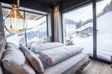 Es war ein Kraftakt, aber einer mit Stil: Seit mehr als 100 Jahren übernachten Gäste auf der "KRAFTalm", 2021 eröffnete das rundum renovierte Traditionshaus neu. Wellnessloft und Infinitypool entspannen müde Muskeln, während vor bodentiefen Fenstern Tausende Schneeflocken die Tiroler Bergwelt für die nächste Abfahrt präparieren. Wenn abends die letzten Apfelstrudel gegessen sind und die letzten Pistenteufel talwärts swingen, gehören das Holzdeck und das Panorama den Hotelgästen allein. Fast zumindest: Die "KRAFTalm" wird schon in fünfter Generation betrieben. "Einer von uns ist immer da", sagt Inhaberfamilie Hölzl. DZ/HP ab 324 €