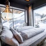 Es war ein Kraftakt, aber einer mit Stil: Seit mehr als 100 Jahren übernachten Gäste auf der "KRAFTalm", 2021 eröffnete das rundum renovierte Traditionshaus neu. Wellnessloft und Infinitypool entspannen müde Muskeln, während vor bodentiefen Fenstern Tausende Schneeflocken die Tiroler Bergwelt für die nächste Abfahrt präparieren. Wenn abends die letzten Apfelstrudel gegessen sind und die letzten Pistenteufel talwärts swingen, gehören das Holzdeck und das Panorama den Hotelgästen allein. Fast zumindest: Die "KRAFTalm" wird schon in fünfter Generation betrieben. "Einer von uns ist immer da", sagt Inhaberfamilie Hölzl. DZ/HP ab 324 €