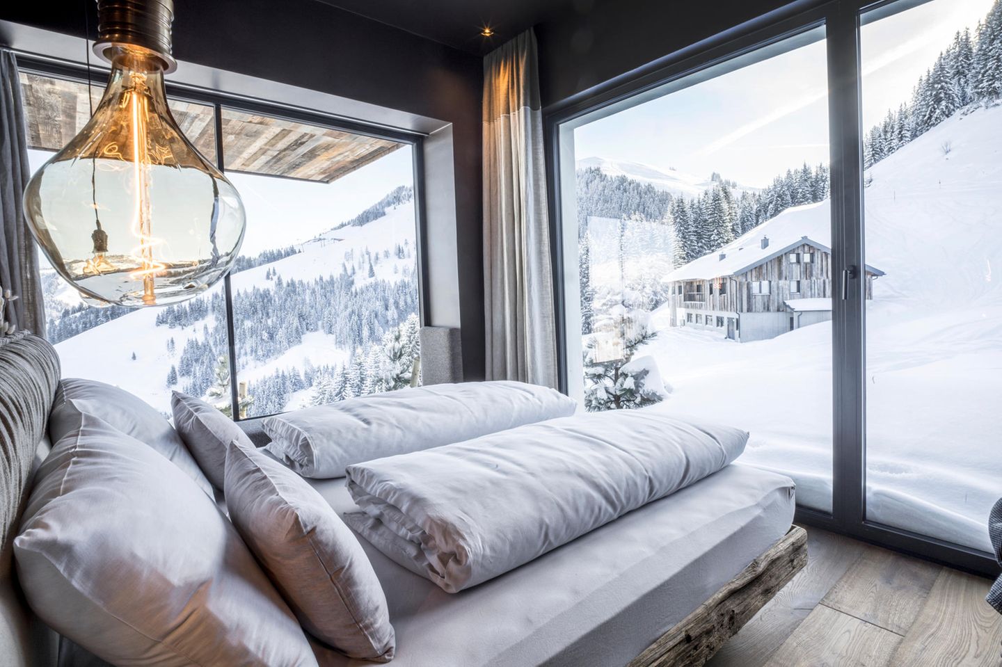 Es war ein Kraftakt, aber einer mit Stil: Seit mehr als 100 Jahren übernachten Gäste auf der "KRAFTalm", 2021 eröffnete das rundum renovierte Traditionshaus neu. Wellnessloft und Infinitypool entspannen müde Muskeln, während vor bodentiefen Fenstern Tausende Schneeflocken die Tiroler Bergwelt für die nächste Abfahrt präparieren. Wenn abends die letzten Apfelstrudel gegessen sind und die letzten Pistenteufel talwärts swingen, gehören das Holzdeck und das Panorama den Hotelgästen allein. Fast zumindest: Die "KRAFTalm" wird schon in fünfter Generation betrieben. "Einer von uns ist immer da", sagt Inhaberfamilie Hölzl. DZ/HP ab 324 €