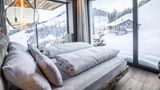 Es war ein Kraftakt, aber einer mit Stil: Seit mehr als 100 Jahren übernachten Gäste auf der "KRAFTalm", 2021 eröffnete das rundum renovierte Traditionshaus neu. Wellnessloft und Infinitypool entspannen müde Muskeln, während vor bodentiefen Fenstern Tausende Schneeflocken die Tiroler Bergwelt für die nächste Abfahrt präparieren. Wenn abends die letzten Apfelstrudel gegessen sind und die letzten Pistenteufel talwärts swingen, gehören das Holzdeck und das Panorama den Hotelgästen allein. Fast zumindest: Die "KRAFTalm" wird schon in fünfter Generation betrieben. "Einer von uns ist immer da", sagt Inhaberfamilie Hölzl. DZ/HP ab 324 €