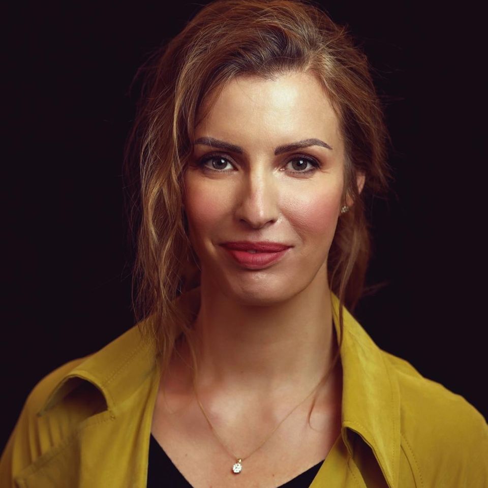 Dr. Mariana Wagner arbeitet als Astrophysikerin im Planetarium Hamburg. In ihrer Forschung hat sie Exoplaneten untersucht. Außerdem war sie als Musikautorin und -produzentin für verschiedene Künstler*innen tätig. In ihrer eigenen Show "Sound of Space" im Planetarium Hamburg vereint sie die beiden Welten Astrophysik und Musik: Mit dem Publikum horcht sie dem Klang des Alls nach und erklärt, wie verschiedene Himmelskörper klingen und warum. An dieser Stelle beschreibt sie monatlich, welche Highlights uns am Sternenhimmel erwarten.