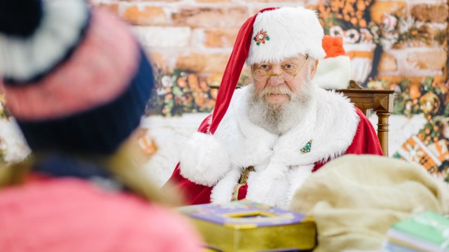 Weihnachtsmann Willi Dahmen spricht in seinem Büro in Uelzen mit einem Kind