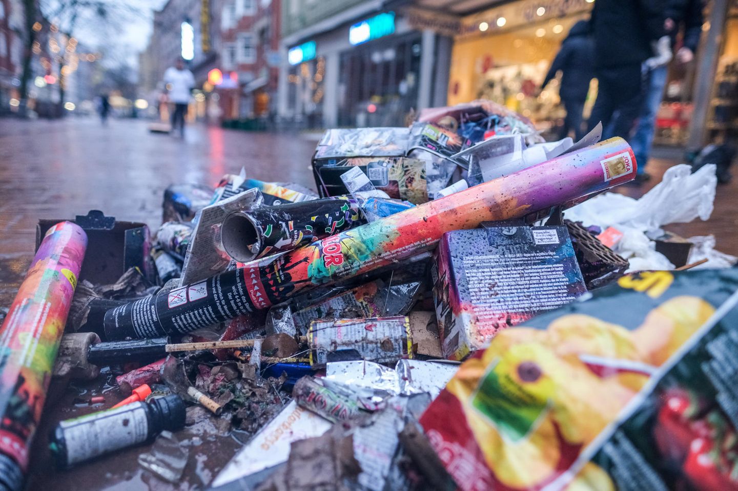 Ein buntes Feuerwerk ist schön anzusehen, hat aber negative Seiten: Das Umweltbundesamt spricht etwa von Verbrennungen und Verletzungen, Sachschäden an Fahrzeugen und Gebäuden, enormen Müllmengen sowie verängstigten Haus- und Wildtieren