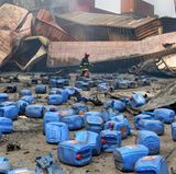 Sitakunda, Bangladesch: Eine Explosion von Chemikalien in einem Containerterminal tötete 49 Menschen, Hunderte wurden verletzt. Austretende Substanzen verseuchten die Luft und das Grundwasser