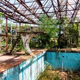 Verlassenes Schwimmbad in Pisa, Italien: Wo ist der Platz des Menschen auf diesem Planeten?, fragt der Fotograf mit diesem Bild. Und wie steht es um unsere Beziehung zur Natur?