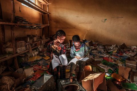 In der kriegszerstörten Bibliothek einer Grundschule in der äthiopischen Region Tigray vertiefen sich zwei Kinder in Bücher. Das Lächeln in ihren Gesichtern verrät einen Moment kleiner Glückseligkeit. Es ist ein seltener Moment. Denn der Bürgerkrieg zwischen der äthiopischen Zentralregierung und den Tigray Defence Forces (TPLF), einer der brutalsten und tödlichsten Konflikte der jüngeren Gegenwart, hat die Zivilbevölkerung in eine grauenvolle Notlage versetzt. Von Kriegsgräueln und Vertreibung, Dürre, Hunger und Trinkwasserknappheit, Verlust von Viehbestand und Ernten, verwüsteten Gesundheitsstationen und Schulen ist die Mehrheit der etwa sieben Millionen hier lebenden und leidenden Menschen betroffen.  Der argentinische Fotograf Eduardo Soteras Jalil dokumentiert besonders die Situation der Kinder in Tigray seit 2020: in Flüchtlingslagern, in Krankenhäusern, in Auffangstationen für sexuell misshandelte Mädchen. Auch beim Brennholzsammeln und auf der Suche nach Wasser. Und er fotografiert solch rare Augenblicke wie jenen, in dem sich zeigt, was die Kinder von Tigray mit den Kindern auf aller Welt teilen: das Bedürfnis, sich friedlich und neugierig mit etwas beschäftigen zu dürfen, das ihnen Freude bereitet.   Soteras wurde für seine Aufnahme mit dem ersten Preis des "Unicef-Foto des Jahres"-Awards geehrt.