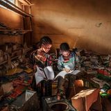In der kriegszerstörten Bibliothek einer Grundschule in der äthiopischen Region Tigray vertiefen sich zwei Kinder in Bücher. Das Lächeln in ihren Gesichtern verrät einen Moment kleiner Glückseligkeit. Es ist ein seltener Moment. Denn der Bürgerkrieg zwischen der äthiopischen Zentralregierung und den Tigray Defence Forces (TPLF), einer der brutalsten und tödlichsten Konflikte der jüngeren Gegenwart, hat die Zivilbevölkerung in eine grauenvolle Notlage versetzt. Von Kriegsgräueln und Vertreibung, Dürre, Hunger und Trinkwasserknappheit, Verlust von Viehbestand und Ernten, verwüsteten Gesundheitsstationen und Schulen ist die Mehrheit der etwa sieben Millionen hier lebenden und leidenden Menschen betroffen.  Der argentinische Fotograf Eduardo Soteras Jalil dokumentiert besonders die Situation der Kinder in Tigray seit 2020: in Flüchtlingslagern, in Krankenhäusern, in Auffangstationen für sexuell misshandelte Mädchen. Auch beim Brennholzsammeln und auf der Suche nach Wasser. Und er fotografiert solch rare Augenblicke wie jenen, in dem sich zeigt, was die Kinder von Tigray mit den Kindern auf aller Welt teilen: das Bedürfnis, sich friedlich und neugierig mit etwas beschäftigen zu dürfen, das ihnen Freude bereitet.   Soteras wurde für seine Aufnahme mit dem ersten Preis des "Unicef-Foto des Jahres"-Awards geehrt.