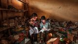 In der kriegszerstörten Bibliothek einer Grundschule in der äthiopischen Region Tigray vertiefen sich zwei Kinder in Bücher. Das Lächeln in ihren Gesichtern verrät einen Moment kleiner Glückseligkeit. Es ist ein seltener Moment. Denn der Bürgerkrieg zwischen der äthiopischen Zentralregierung und den Tigray Defence Forces (TPLF), einer der brutalsten und tödlichsten Konflikte der jüngeren Gegenwart, hat die Zivilbevölkerung in eine grauenvolle Notlage versetzt. Von Kriegsgräueln und Vertreibung, Dürre, Hunger und Trinkwasserknappheit, Verlust von Viehbestand und Ernten, verwüsteten Gesundheitsstationen und Schulen ist die Mehrheit der etwa sieben Millionen hier lebenden und leidenden Menschen betroffen.  Der argentinische Fotograf Eduardo Soteras Jalil dokumentiert besonders die Situation der Kinder in Tigray seit 2020: in Flüchtlingslagern, in Krankenhäusern, in Auffangstationen für sexuell misshandelte Mädchen. Auch beim Brennholzsammeln und auf der Suche nach Wasser. Und er fotografiert solch rare Augenblicke wie jenen, in dem sich zeigt, was die Kinder von Tigray mit den Kindern auf aller Welt teilen: das Bedürfnis, sich friedlich und neugierig mit etwas beschäftigen zu dürfen, das ihnen Freude bereitet.   Soteras wurde für seine Aufnahme mit dem ersten Preis des "Unicef-Foto des Jahres"-Awards geehrt.
