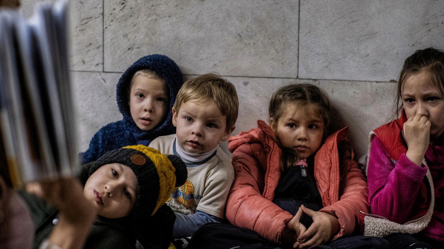 "I once had a home", hat der us-amerikanische Fotograf Ron Haviv seine Reportage aus der in einen Verteidigungskrieg gezwungenen Ukraine genannt. Es sind Bilder von Abschied und Flucht, von verlassenen Kinderwagen, von zerstörten Brücken und zerschossenen Wohngebäuden. Und von Kellern und Metrostationen, in denen Kinder geboren werden. In denen sie spielen. Und in denen sie lernen.  Eine Lehrerin liest einer Gruppe von Mädchen und Jungen in einem Souterrain der Hauptstadt Kiew Geschichten vor. Vielleicht ist es ein spannendes Märchen, das sich in den Augen der Kinder spiegelt. Aber ebenso könnten es all die von der Erfahrungen der Kinder ausgelösten Emotionen sein, die sich hier zeigen: von Angst bis Erschrecken bis Fassungslosigkeit.  Millionen Ukrainerinnen mit ihren Kindern sind auch innerhalb des Landes auf der Flucht. Fast 1000 Schulen waren, Stand November 2022, beschädigt, fast 130 komplett zerstört – mindestens 400 Kinder hatten durch Artilleriebeschuss ihr Leben verloren, 800 ihre körperliche Unversehrtheit. Das Recht auf Leben, Artikel 6 der UN-Kinderrechtskonvention, das Recht auf Spiel und Freizeit (Art. 31), das Recht auf Bildung (Art. 28) – für Mädchen und Jungen in der Ukraine ist dies seit Kriegsbeginn im Februar 2022 bei jedem Alarm allenfalls im Untergrund ein wenig gesichert.  Havivs Fotografie wurde mit dem zweiten Preis des "Unicef-Foto des Jahres"-Preises geehrt.