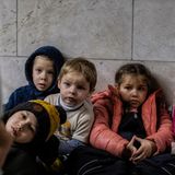"I once had a home", hat der us-amerikanische Fotograf Ron Haviv seine Reportage aus der in einen Verteidigungskrieg gezwungenen Ukraine genannt. Es sind Bilder von Abschied und Flucht, von verlassenen Kinderwagen, von zerstörten Brücken und zerschossenen Wohngebäuden. Und von Kellern und Metrostationen, in denen Kinder geboren werden. In denen sie spielen. Und in denen sie lernen.  Eine Lehrerin liest einer Gruppe von Mädchen und Jungen in einem Souterrain der Hauptstadt Kiew Geschichten vor. Vielleicht ist es ein spannendes Märchen, das sich in den Augen der Kinder spiegelt. Aber ebenso könnten es all die von der Erfahrungen der Kinder ausgelösten Emotionen sein, die sich hier zeigen: von Angst bis Erschrecken bis Fassungslosigkeit.  Millionen Ukrainerinnen mit ihren Kindern sind auch innerhalb des Landes auf der Flucht. Fast 1000 Schulen waren, Stand November 2022, beschädigt, fast 130 komplett zerstört – mindestens 400 Kinder hatten durch Artilleriebeschuss ihr Leben verloren, 800 ihre körperliche Unversehrtheit. Das Recht auf Leben, Artikel 6 der UN-Kinderrechtskonvention, das Recht auf Spiel und Freizeit (Art. 31), das Recht auf Bildung (Art. 28) – für Mädchen und Jungen in der Ukraine ist dies seit Kriegsbeginn im Februar 2022 bei jedem Alarm allenfalls im Untergrund ein wenig gesichert.  Havivs Fotografie wurde mit dem zweiten Preis des "Unicef-Foto des Jahres"-Preises geehrt.