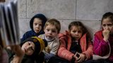 "I once had a home", hat der us-amerikanische Fotograf Ron Haviv seine Reportage aus der in einen Verteidigungskrieg gezwungenen Ukraine genannt. Es sind Bilder von Abschied und Flucht, von verlassenen Kinderwagen, von zerstörten Brücken und zerschossenen Wohngebäuden. Und von Kellern und Metrostationen, in denen Kinder geboren werden. In denen sie spielen. Und in denen sie lernen.  Eine Lehrerin liest einer Gruppe von Mädchen und Jungen in einem Souterrain der Hauptstadt Kiew Geschichten vor. Vielleicht ist es ein spannendes Märchen, das sich in den Augen der Kinder spiegelt. Aber ebenso könnten es all die von der Erfahrungen der Kinder ausgelösten Emotionen sein, die sich hier zeigen: von Angst bis Erschrecken bis Fassungslosigkeit.  Millionen Ukrainerinnen mit ihren Kindern sind auch innerhalb des Landes auf der Flucht. Fast 1000 Schulen waren, Stand November 2022, beschädigt, fast 130 komplett zerstört – mindestens 400 Kinder hatten durch Artilleriebeschuss ihr Leben verloren, 800 ihre körperliche Unversehrtheit. Das Recht auf Leben, Artikel 6 der UN-Kinderrechtskonvention, das Recht auf Spiel und Freizeit (Art. 31), das Recht auf Bildung (Art. 28) – für Mädchen und Jungen in der Ukraine ist dies seit Kriegsbeginn im Februar 2022 bei jedem Alarm allenfalls im Untergrund ein wenig gesichert.  Havivs Fotografie wurde mit dem zweiten Preis des "Unicef-Foto des Jahres"-Preises geehrt.