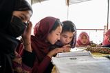 Seit die Taliban im August 2021 erneut die Macht in Afghanistan übernommen haben, ist Mädchen der Besuch weiterführender Schulen wieder verboten; Teil einer Politik, Frauen und Mädchen grundlegende Rechte zu nehmen. Mehr als einer Million Mädchen werden damit Bildungschancen verweigert – während das Risiko von Ausbeutung, Missbrauch und früher Verheiratung steigt. Und Kinder in Afghanistan ohnehin von Hunger, Armut und Krankheit bedroht sind, 13 Millionen Jungen und Mädchen humanitäre Hilfe benötigen.  Solidarität mit den Mädchen regt sich aber noch im Verborgenen. Etwa in der heimlich unterstützten Schule, von der die Reportage des Fotografen Daniel Pilar erzählt. Er hat sie in einem Behelfsgebäude am Rande von Kabul entdeckt, verborgen in einem Hinterhof. Hier unterrichtet eine junge mutige Lehrerin auch Mädchen der 7. und 8. Klasse. Und hier zeigt sich, dass deren Bildungshunger stärker ist als jedes Verbot. So anonym wie die Lehrerin müssen allerdings auch die Eltern bleiben, die ihre Töchter auf solche Schulen schicken.  Für seine Fotografie wurde Pilar mit dem dritten Preis des "Unicef-Foto des Jahres"-Award geehrt.