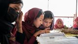 Seit die Taliban im August 2021 erneut die Macht in Afghanistan übernommen haben, ist Mädchen der Besuch weiterführender Schulen wieder verboten; Teil einer Politik, Frauen und Mädchen grundlegende Rechte zu nehmen. Mehr als einer Million Mädchen werden damit Bildungschancen verweigert – während das Risiko von Ausbeutung, Missbrauch und früher Verheiratung steigt. Und Kinder in Afghanistan ohnehin von Hunger, Armut und Krankheit bedroht sind, 13 Millionen Jungen und Mädchen humanitäre Hilfe benötigen.  Solidarität mit den Mädchen regt sich aber noch im Verborgenen. Etwa in der heimlich unterstützten Schule, von der die Reportage des Fotografen Daniel Pilar erzählt. Er hat sie in einem Behelfsgebäude am Rande von Kabul entdeckt, verborgen in einem Hinterhof. Hier unterrichtet eine junge mutige Lehrerin auch Mädchen der 7. und 8. Klasse. Und hier zeigt sich, dass deren Bildungshunger stärker ist als jedes Verbot. So anonym wie die Lehrerin müssen allerdings auch die Eltern bleiben, die ihre Töchter auf solche Schulen schicken.  Für seine Fotografie wurde Pilar mit dem dritten Preis des "Unicef-Foto des Jahres"-Award geehrt.