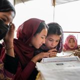 Seit die Taliban im August 2021 erneut die Macht in Afghanistan übernommen haben, ist Mädchen der Besuch weiterführender Schulen wieder verboten; Teil einer Politik, Frauen und Mädchen grundlegende Rechte zu nehmen. Mehr als einer Million Mädchen werden damit Bildungschancen verweigert – während das Risiko von Ausbeutung, Missbrauch und früher Verheiratung steigt. Und Kinder in Afghanistan ohnehin von Hunger, Armut und Krankheit bedroht sind, 13 Millionen Jungen und Mädchen humanitäre Hilfe benötigen.  Solidarität mit den Mädchen regt sich aber noch im Verborgenen. Etwa in der heimlich unterstützten Schule, von der die Reportage des Fotografen Daniel Pilar erzählt. Er hat sie in einem Behelfsgebäude am Rande von Kabul entdeckt, verborgen in einem Hinterhof. Hier unterrichtet eine junge mutige Lehrerin auch Mädchen der 7. und 8. Klasse. Und hier zeigt sich, dass deren Bildungshunger stärker ist als jedes Verbot. So anonym wie die Lehrerin müssen allerdings auch die Eltern bleiben, die ihre Töchter auf solche Schulen schicken.  Für seine Fotografie wurde Pilar mit dem dritten Preis des "Unicef-Foto des Jahres"-Award geehrt.