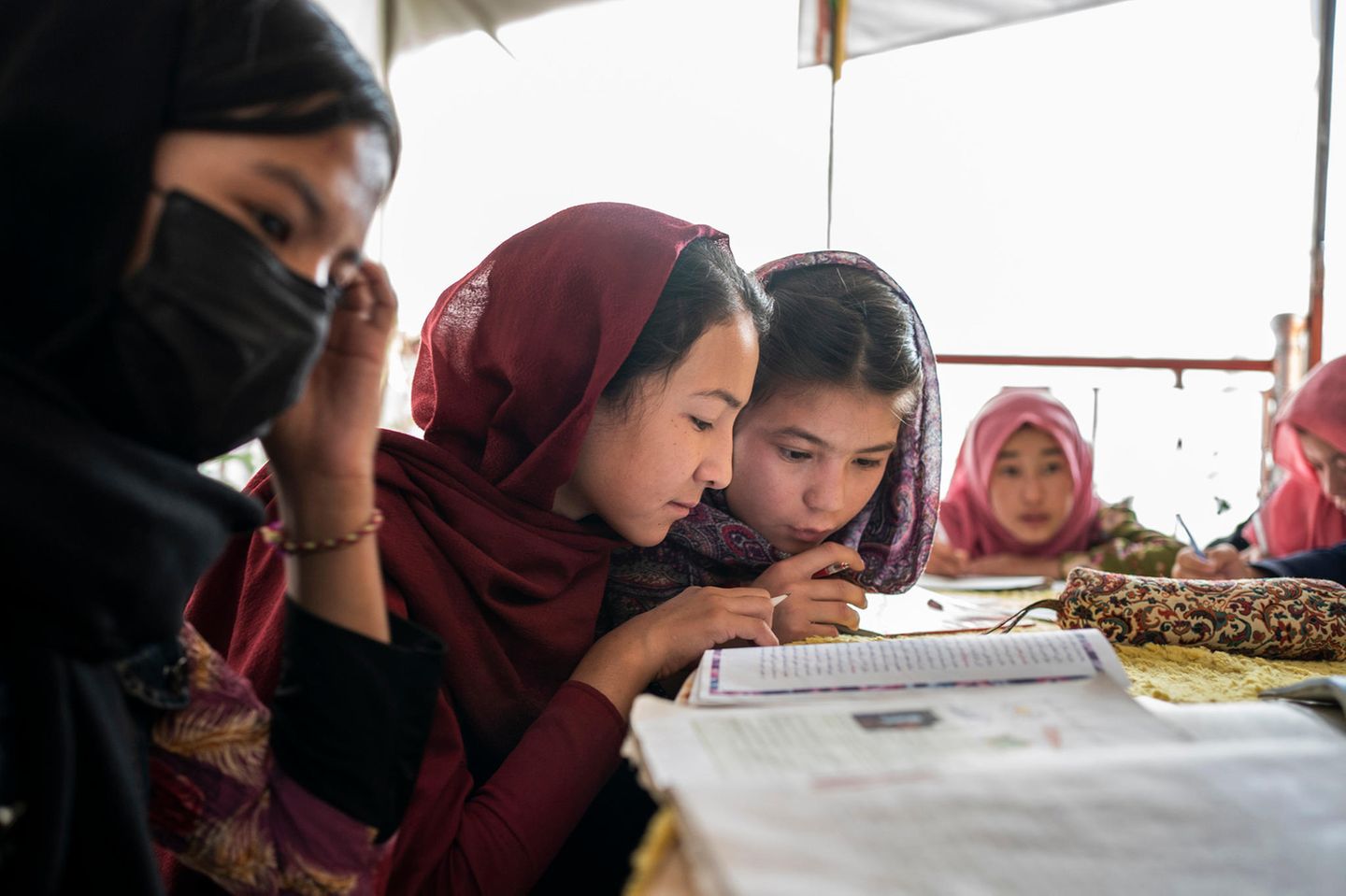 Afghanistan: Die versteckte Mädchenschule Seit die Taliban im August 2021 erneut die Macht in Afghanistan übernommen haben, ist Mädchen der Besuch weiterführender Schulen wieder verboten; Teil einer Politik, Frauen und Mädchen grundlegende Rechte zu nehmen. Mehr als einer Million Mädchen werden damit Bildungschancen verweigert – während das Risiko von Ausbeutung, Missbrauch und früher Verheiratung steigt. Und Kinder in Afghanistan ohnehin von Hunger, Armut und Krankheit bedroht sind, 13 Millionen Jungen und Mädchen humanitäre Hilfe benötigen. Solidarität mit den Mädchen regt sich aber noch im Verborgenen. Etwa in der heimlich unterstützten Schule, von der die Reportage des Fotografen Daniel Pilar erzählt. Er hat sie in einem Behelfsgebäude am Rande von Kabul entdeckt, verborgen in einem Hinterhof. Hier unterrichtet eine junge mutige Lehrerin auch Mädchen der 7. und 8. Klasse. Und hier zeigt sich, dass deren Bildungshunger stärker ist als jedes Verbot. So anonym wie die Lehrerin müssen allerdings auch die Eltern bleiben, die ihre Töchter auf solche Schulen schicken. Für seine Fotografie wurde Pilar mit dem dritten Preis des "Unicef-Foto des Jahres"-Award geehrt.