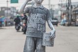 Zwölf Jahre ist Rifki Firmansyah erst alt, muss aber seiner Familie schon helfen, durchs Leben zu kommen. Und so tritt er seit seinem zehnten Lebensjahr in den Straßen der indonesischen Millionenstadt Depok gemeinsam mit anderen Jungen als "silver kid" auf, erbettelt sich so ein paar Rupiah und manchmal auch etwas zu essen, gibt einen Teil des Geldes seinen Eltern ab.  Meist malt sich Rifki um acht Uhr morgens mit Silberfarbe an, um dann bis in den Nachmittag an Verkehrskreuzungen als kleiner menschlicher Roboter aufzutreten. Zur Schule geht er nicht. Der Mix, den die Jungen zum Versilbern ihrer Haut verwenden, reicht von Kerosin bis Blei, enthält Chemikalien und Metalle, die sie sich am Abend mit Seife, Shampoo und groben Waschmitteln von Gesicht und Körper waschen.  Vor einer Zerstörung ihrer Haut aber fürchten sich die „silver kids“ weniger als vor der Polizei, wie sie dem Fotografen Agoes Rudianto erzählten. Auch Rifki ist schon wegen „Störung der öffentlichen Ordnung“ festgenommen worden. Trotzdem sind in den Straßen indonesischer Städte immer mehr Kinder wie Rifki anzutreffen – vor allem seit Beginn der Corona-Pandemie. 