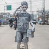 Zwölf Jahre ist Rifki Firmansyah erst alt, muss aber seiner Familie schon helfen, durchs Leben zu kommen. Und so tritt er seit seinem zehnten Lebensjahr in den Straßen der indonesischen Millionenstadt Depok gemeinsam mit anderen Jungen als "silver kid" auf, erbettelt sich so ein paar Rupiah und manchmal auch etwas zu essen, gibt einen Teil des Geldes seinen Eltern ab.  Meist malt sich Rifki um acht Uhr morgens mit Silberfarbe an, um dann bis in den Nachmittag an Verkehrskreuzungen als kleiner menschlicher Roboter aufzutreten. Zur Schule geht er nicht. Der Mix, den die Jungen zum Versilbern ihrer Haut verwenden, reicht von Kerosin bis Blei, enthält Chemikalien und Metalle, die sie sich am Abend mit Seife, Shampoo und groben Waschmitteln von Gesicht und Körper waschen.  Vor einer Zerstörung ihrer Haut aber fürchten sich die „silver kids“ weniger als vor der Polizei, wie sie dem Fotografen Agoes Rudianto erzählten. Auch Rifki ist schon wegen „Störung der öffentlichen Ordnung“ festgenommen worden. Trotzdem sind in den Straßen indonesischer Städte immer mehr Kinder wie Rifki anzutreffen – vor allem seit Beginn der Corona-Pandemie. 