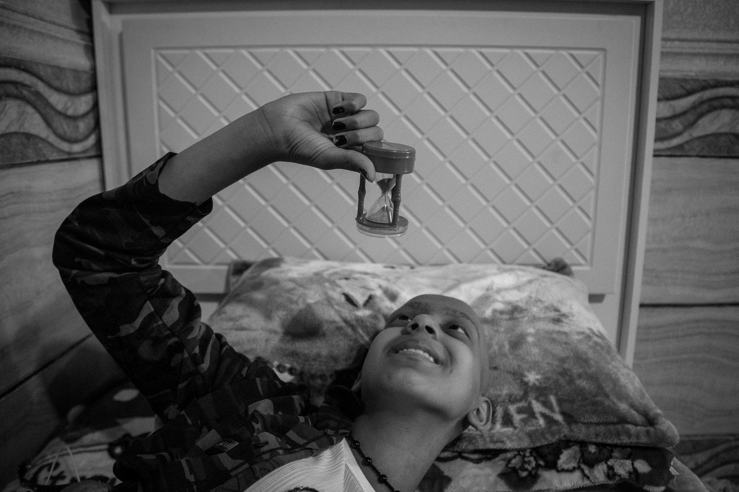 Davon träumte Zahra: Sie wollte so leicht sein wie ein Schmetterling. Und fliegen. Ein Tages. In dieser Welt aber wird ihr Traum nicht mehr in Erfüllung gehen. Nur 13 Jahre alt ist Zahra geworden, die letzten drei davon hat sie mit aller Tapferkeit gegen eine Krebserkrankung der Knochen gekämpft. Einen Kampf in furchtbaren Etappen. Beginnend mit einer Chemotherapie, die so vergeblich war, dass dem Mädchen zunächst das rechte Bein amputiert werden musste, dann eine Lendenwirbel-Operation nötig wurde, die zu einer Querschnittslähmung führte.  Der iranische Fotograf Shayan Hajinajaf hat den Leidensweg des Mädchens ebenso intensiv wie sensibel begleitet: Momente, in denen Zahra lächelte, und solche, in denen sie kaum noch Luft bekam; die Trostaugenblicke in der Familie und das Alleinsein im Krankenhausbett, Gehversuche am Anfang und die Agonie am Ende.  Nach Angaben der iranischen "Children’s Blood and Cancer Association" erhalten jährlich etwa 2500 Kinder unter 15 Jahren die Diagnose Krebs.