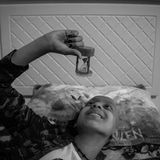 Davon träumte Zahra: Sie wollte so leicht sein wie ein Schmetterling. Und fliegen. Ein Tages. In dieser Welt aber wird ihr Traum nicht mehr in Erfüllung gehen. Nur 13 Jahre alt ist Zahra geworden, die letzten drei davon hat sie mit aller Tapferkeit gegen eine Krebserkrankung der Knochen gekämpft. Einen Kampf in furchtbaren Etappen. Beginnend mit einer Chemotherapie, die so vergeblich war, dass dem Mädchen zunächst das rechte Bein amputiert werden musste, dann eine Lendenwirbel-Operation nötig wurde, die zu einer Querschnittslähmung führte.  Der iranische Fotograf Shayan Hajinajaf hat den Leidensweg des Mädchens ebenso intensiv wie sensibel begleitet: Momente, in denen Zahra lächelte, und solche, in denen sie kaum noch Luft bekam; die Trostaugenblicke in der Familie und das Alleinsein im Krankenhausbett, Gehversuche am Anfang und die Agonie am Ende.  Nach Angaben der iranischen "Children’s Blood and Cancer Association" erhalten jährlich etwa 2500 Kinder unter 15 Jahren die Diagnose Krebs.