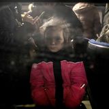 Irpin und Butscha – zwei Namen, die für die Schrecken des Angriffskrieges auf die Ukraine stehen, für Massaker und andere Verbrechen an der ukrainischen Zivilbevölkerung. Der rumänische Fotograf Amnon Gutman hat an diesen Orten, aber auch in der Hauptstadt Kiew festgehalten, was der Überfall auf die Ukraine etwa für alte Menschen bedeutet oder für junge Mütter.  Und für die Kinder: herzzerreißende Abschiede von den Liebsten; verwundete Minderjährige, die in Behelfs-Krankenstationen verarztet werden müssen; angstbesetzte Fußmärsche auf ungeschützten Straßen; zerstörte Schulen und Häuser; Trauer an frischen Gräbern. Im Blick eines verloren und doch auch stark wirkenden Mädchens im roten Anorak kulminiert alles das, was der Krieg Kindern abverlangt: Gerade sie müssen eine besondere Kraft haben, das für sie sicher Unfassbare auszuhalten.