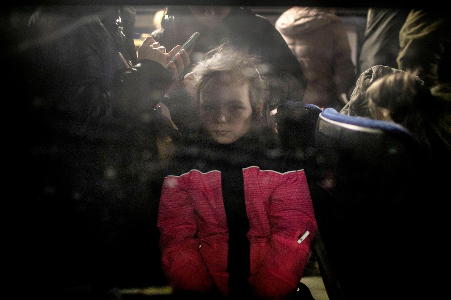 Irpin und Butscha – zwei Namen, die für die Schrecken des Angriffskrieges auf die Ukraine stehen, für Massaker und andere Verbrechen an der ukrainischen Zivilbevölkerung. Der rumänische Fotograf Amnon Gutman hat an diesen Orten, aber auch in der Hauptstadt Kiew festgehalten, was der Überfall auf die Ukraine etwa für alte Menschen bedeutet oder für junge Mütter.  Und für die Kinder: herzzerreißende Abschiede von den Liebsten; verwundete Minderjährige, die in Behelfs-Krankenstationen verarztet werden müssen; angstbesetzte Fußmärsche auf ungeschützten Straßen; zerstörte Schulen und Häuser; Trauer an frischen Gräbern. Im Blick eines verloren und doch auch stark wirkenden Mädchens im roten Anorak kulminiert alles das, was der Krieg Kindern abverlangt: Gerade sie müssen eine besondere Kraft haben, das für sie sicher Unfassbare auszuhalten.
