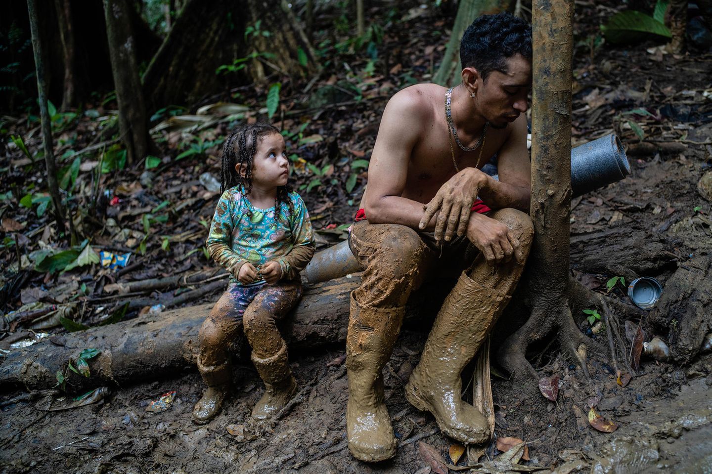 Als in den 1930er Jahren das gigantische Projekt der "Panamericana" in Angriff genommen wurde, eine Straßenverbindung von Alaska bis Argentinien, blieb ein Stück des Weges unvollendet. Und ist es bis heute: das "Darien Gap", eine unwegsame und höchst gefährliche, weil von kriminellen Gangs kontrollierte Urwaldregion im Norden Kolumbiens an der Grenze zu Panama. Genau diese straßenlose Route aber, etwa 100 Kilometer lang, wird seit einiger Zeit von Menschen aus Venezuela genutzt, die aus ihrem zerrütteten Land in die USA gelangen wollen. Es sind inzwischen Hunderttausende, die es versuchen.  Der Fotograf Federico Rios Escobar hat sich für 25 Tage mit auf den Weg gemacht. Und dabei Szenen eingefangen, die auch von einem Drama der Kinder zeugen. Tagelang müssen sie steile Berge überwinden, Flüsse durchwaten, schlammverkrustet an der Hand ihrer Eltern, die oft nur in Sandalen aufbrechen, ohne Zelte, ohne Regenjacken, ohne Taschenlampen, ohne Tabletten, um das Wasser zum Trinken zu desinfizieren, und mit zu wenig Proviant. Neun Tage dauert die Tortur mindestens bis zum ersten Lager auf panamesischer Seite. Und immer wieder traf der Fotograf dabei auf Kinder, eine Sechsjährige darunter, die ihre Eltern verloren hatten. Und auch auf Kinder, die noch die Kraft hatten, ihre Eltern zu trösten. 