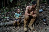 Als in den 1930er Jahren das gigantische Projekt der "Panamericana" in Angriff genommen wurde, eine Straßenverbindung von Alaska bis Argentinien, blieb ein Stück des Weges unvollendet. Und ist es bis heute: das "Darien Gap", eine unwegsame und höchst gefährliche, weil von kriminellen Gangs kontrollierte Urwaldregion im Norden Kolumbiens an der Grenze zu Panama. Genau diese straßenlose Route aber, etwa 100 Kilometer lang, wird seit einiger Zeit von Menschen aus Venezuela genutzt, die aus ihrem zerrütteten Land in die USA gelangen wollen. Es sind inzwischen Hunderttausende, die es versuchen.  Der Fotograf Federico Rios Escobar hat sich für 25 Tage mit auf den Weg gemacht. Und dabei Szenen eingefangen, die auch von einem Drama der Kinder zeugen. Tagelang müssen sie steile Berge überwinden, Flüsse durchwaten, schlammverkrustet an der Hand ihrer Eltern, die oft nur in Sandalen aufbrechen, ohne Zelte, ohne Regenjacken, ohne Taschenlampen, ohne Tabletten, um das Wasser zum Trinken zu desinfizieren, und mit zu wenig Proviant. Neun Tage dauert die Tortur mindestens bis zum ersten Lager auf panamesischer Seite. Und immer wieder traf der Fotograf dabei auf Kinder, eine Sechsjährige darunter, die ihre Eltern verloren hatten. Und auch auf Kinder, die noch die Kraft hatten, ihre Eltern zu trösten. 