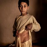 Der 15-jährige Khalil Ahmad musste auf Geheiß seiner Eltern seine linke Niere opfern. Das Geld, das sie dafür erhielt, benötigt die Familie dringend zur Ernährung ihrer elf Kinder. Das angstvoll kauernde Mädchen Parima wurde an ein kinderloses Ehepaar verkauft. Bettelnde Mütter halten ihr Baby an Autoscheiben, um ein wenig Mitleid zu ernten. Bettelnde Frauen und Kinder sitzen auch vor Bäckereien in Kabul. Eine verzweifelte Mutter borgt sich Geld und verkauft ihre Ohrringe, um ihr mangelernährtes Kleinkind in ein Hospital bringen zu können. Eine Binnenflüchtlings-Familie hat nur eine Höhle als neues Heim gefunden, und wohnt nun mit sechs Kindern seit 18 Jahren in ihr. Jungen, die eigentlich zur Schule gehen müssten, verdingen sich als Lastenschlepper.  All das sind Bilder aus einem Land, in dem zurzeit nur noch selten geschossen wird -  dessen Bevölkerung aber von Dürren, Missernten, Vertreibung und dem Zusammenbruch vieler ziviler Strukturen heimgesucht wird. Der Fotograf Mads Nissen hat seine Reportage „des Preis des Friedens“ genannt. Aber auch wenn die Waffen schweigen: Gewalt kommt nun aus den sozialen Verhältnissen.